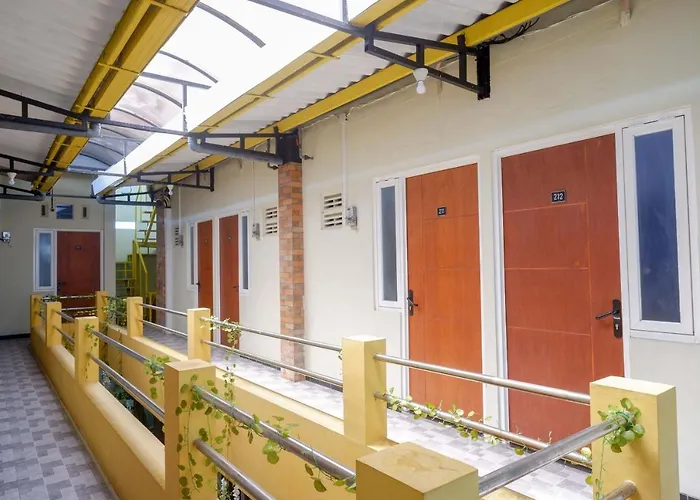 RedDoorz near Bandara Ahmad Yani Semarang Hotel